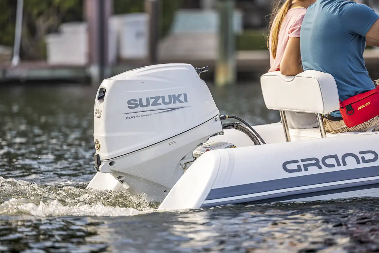 Die Konstruktion ermöglicht es, den Außenborder aus dem Boot herauszunehmen und auf einer der 3 Seiten zu lagern.