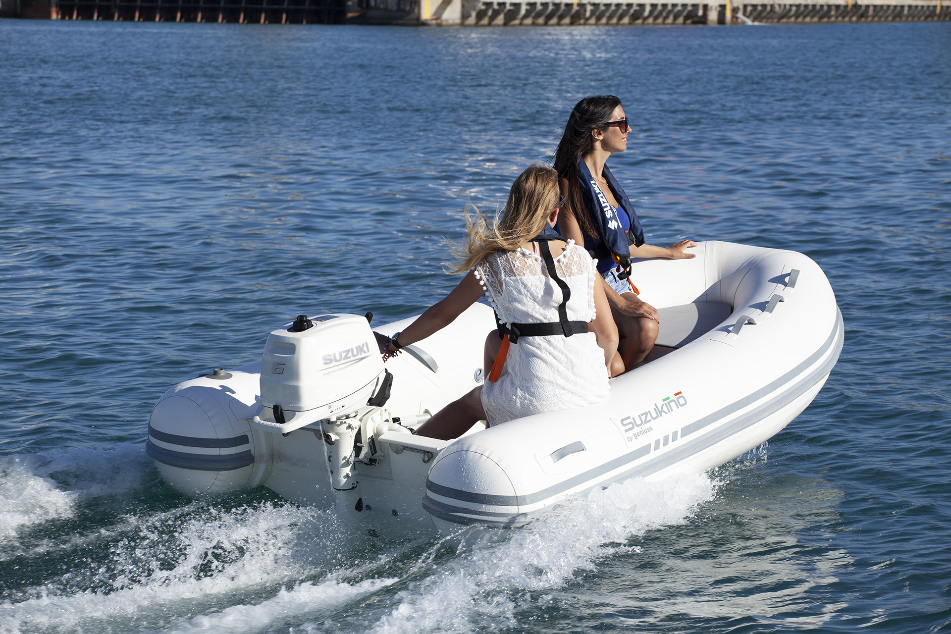 Frau und Kind sitzen auf einem Kleinboot mit einem Suzuki DF6a