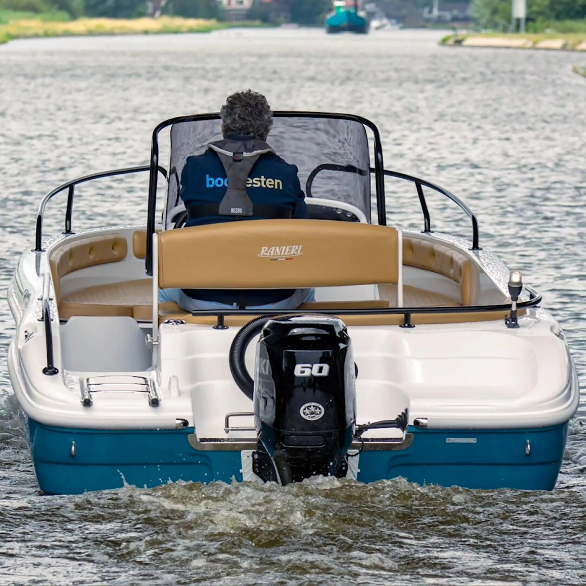 Frau und Kind sitzen auf einem Kleinboot mit einem Suzuki DF6a