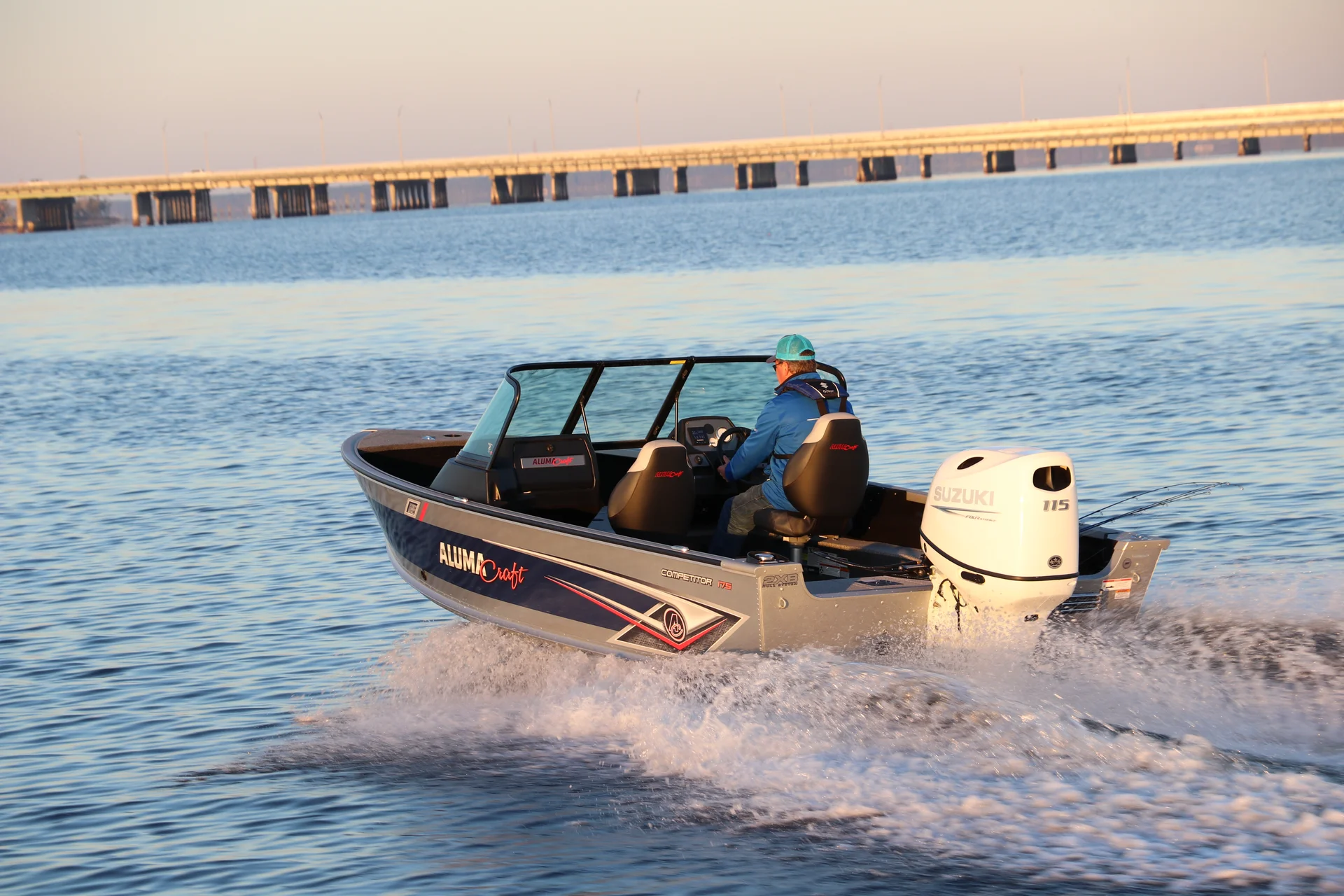 Die Konstruktion ermöglicht es, den Außenborder aus dem Boot herauszunehmen und auf einer der 3 Seiten zu lagern.