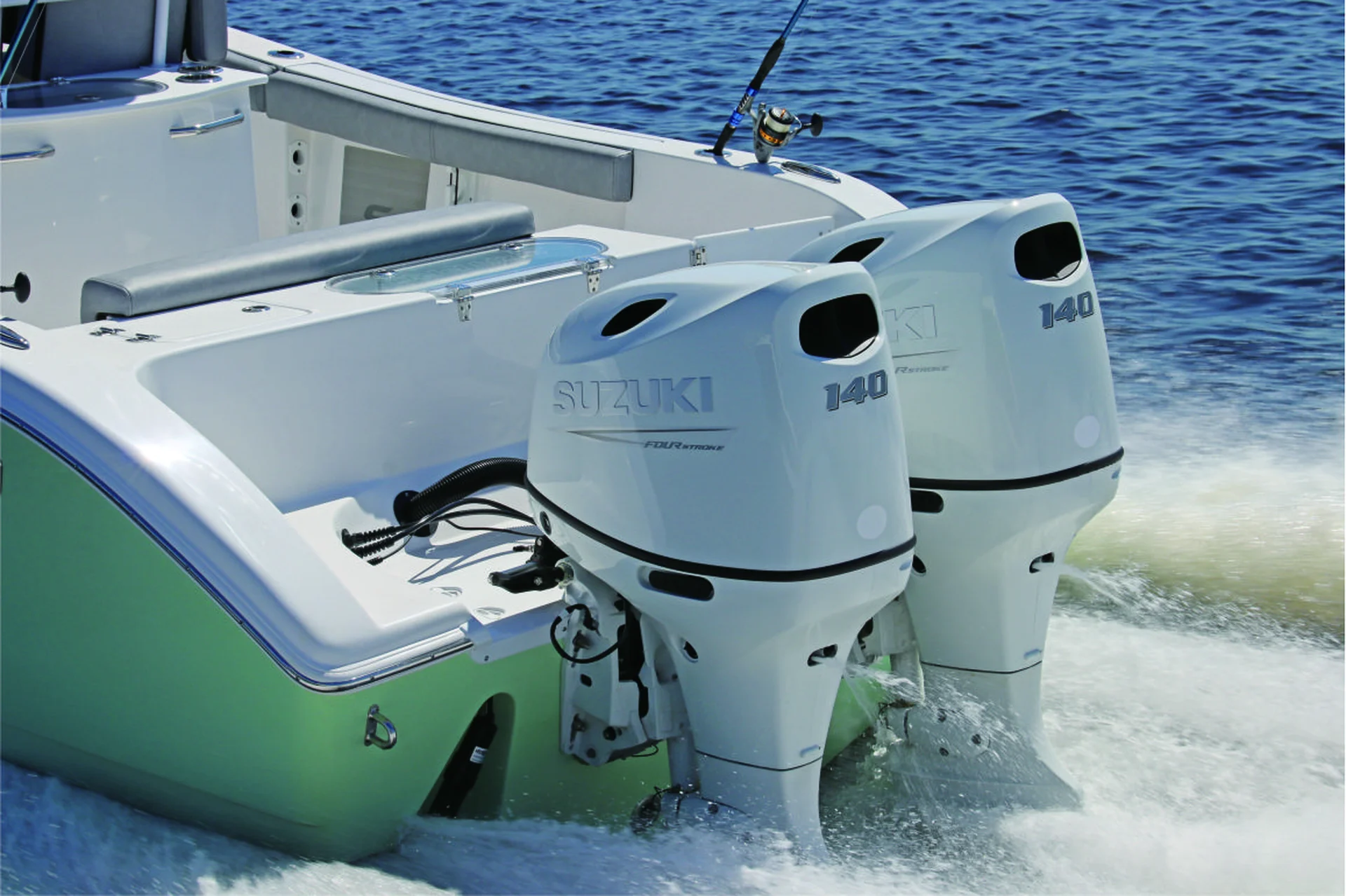 Die Konstruktion ermöglicht es, den Außenborder aus dem Boot herauszunehmen und auf einer der 3 Seiten zu lagern.