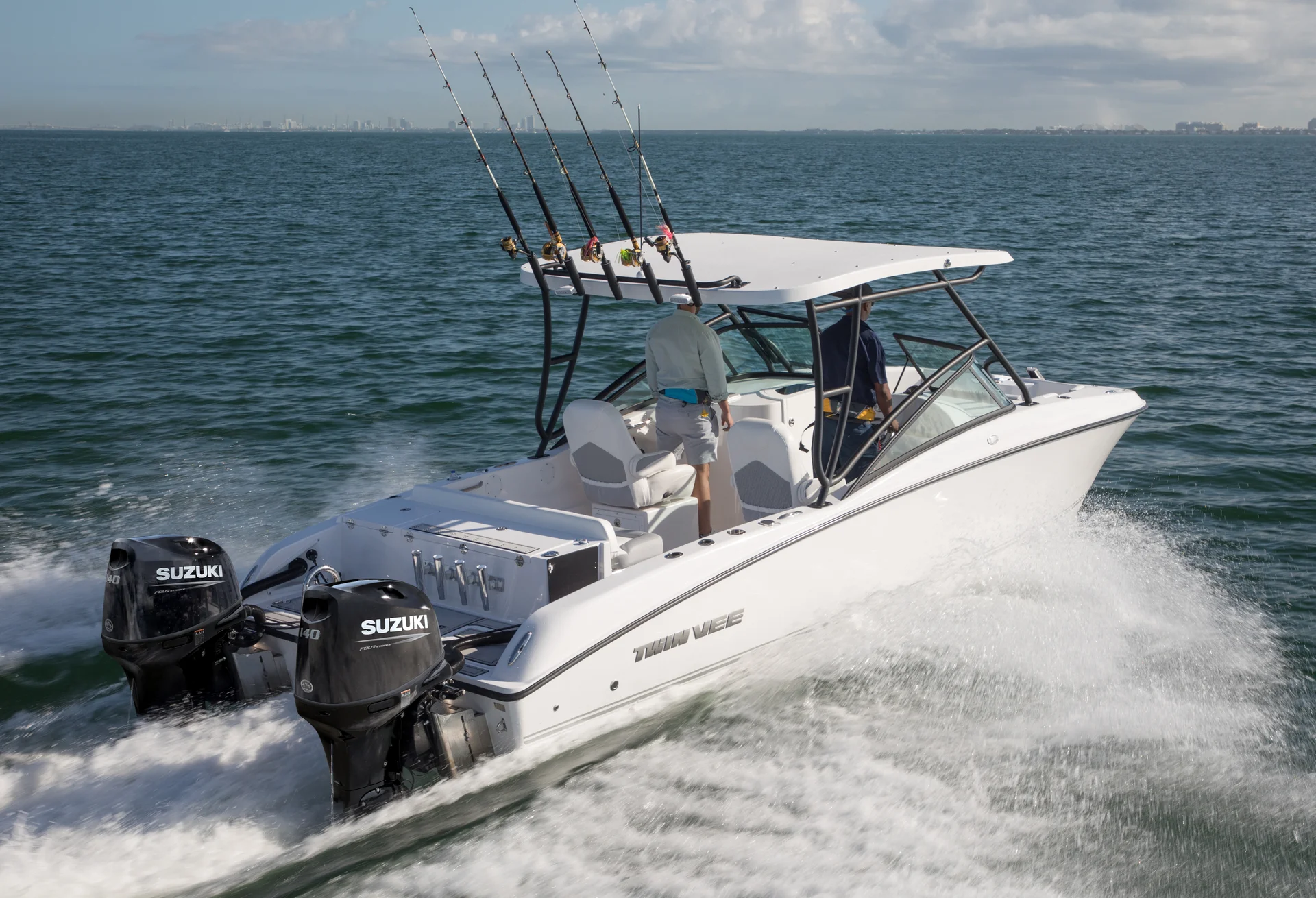 Frau und Kind sitzen auf einem Kleinboot mit einem Suzuki DF6a