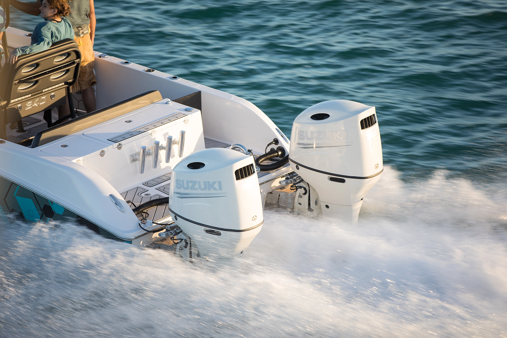 Die Konstruktion ermöglicht es, den Außenborder aus dem Boot herauszunehmen und auf einer der 3 Seiten zu lagern.