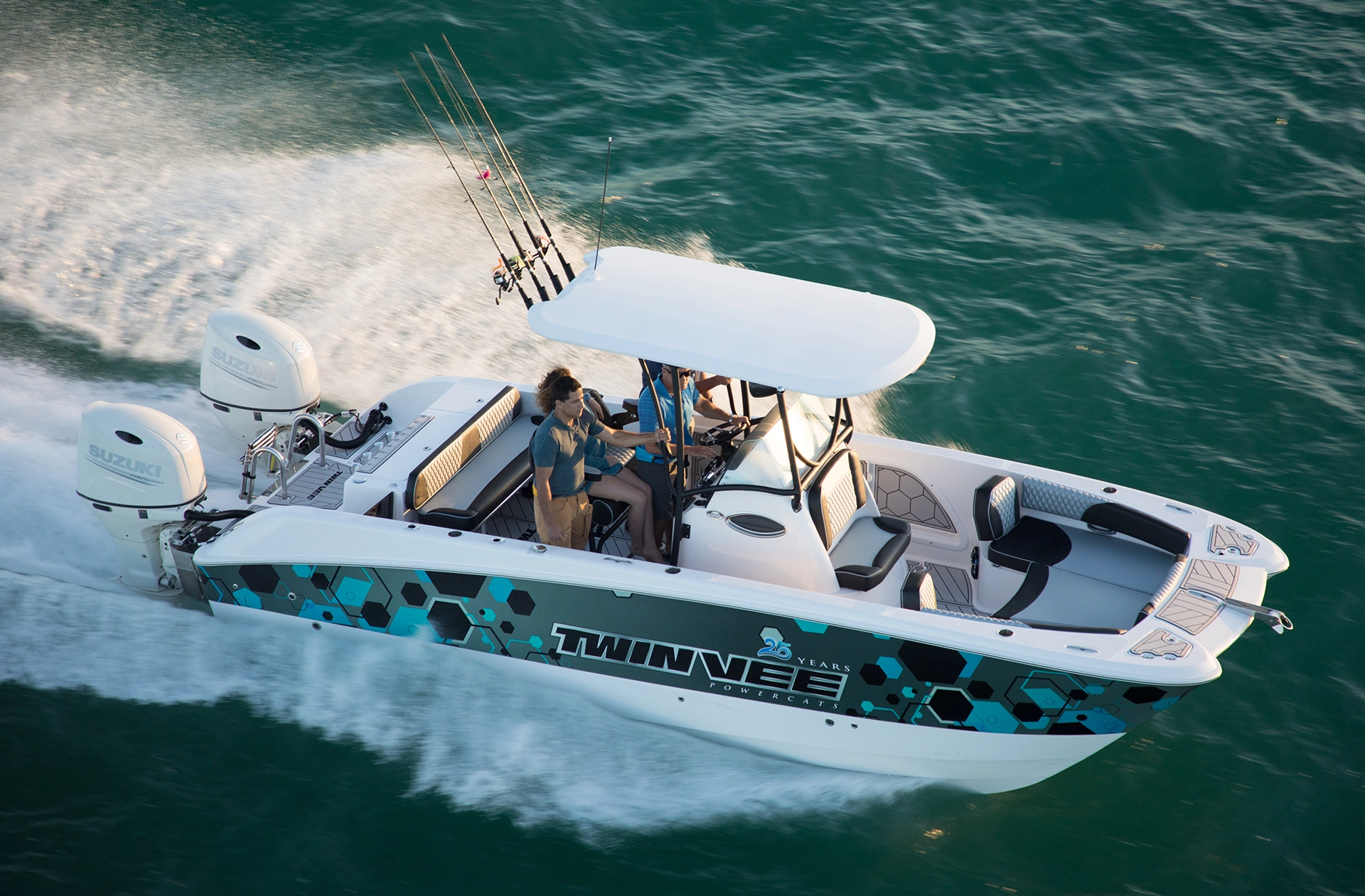 Frau und Kind sitzen auf einem Kleinboot mit einem Suzuki DF6a