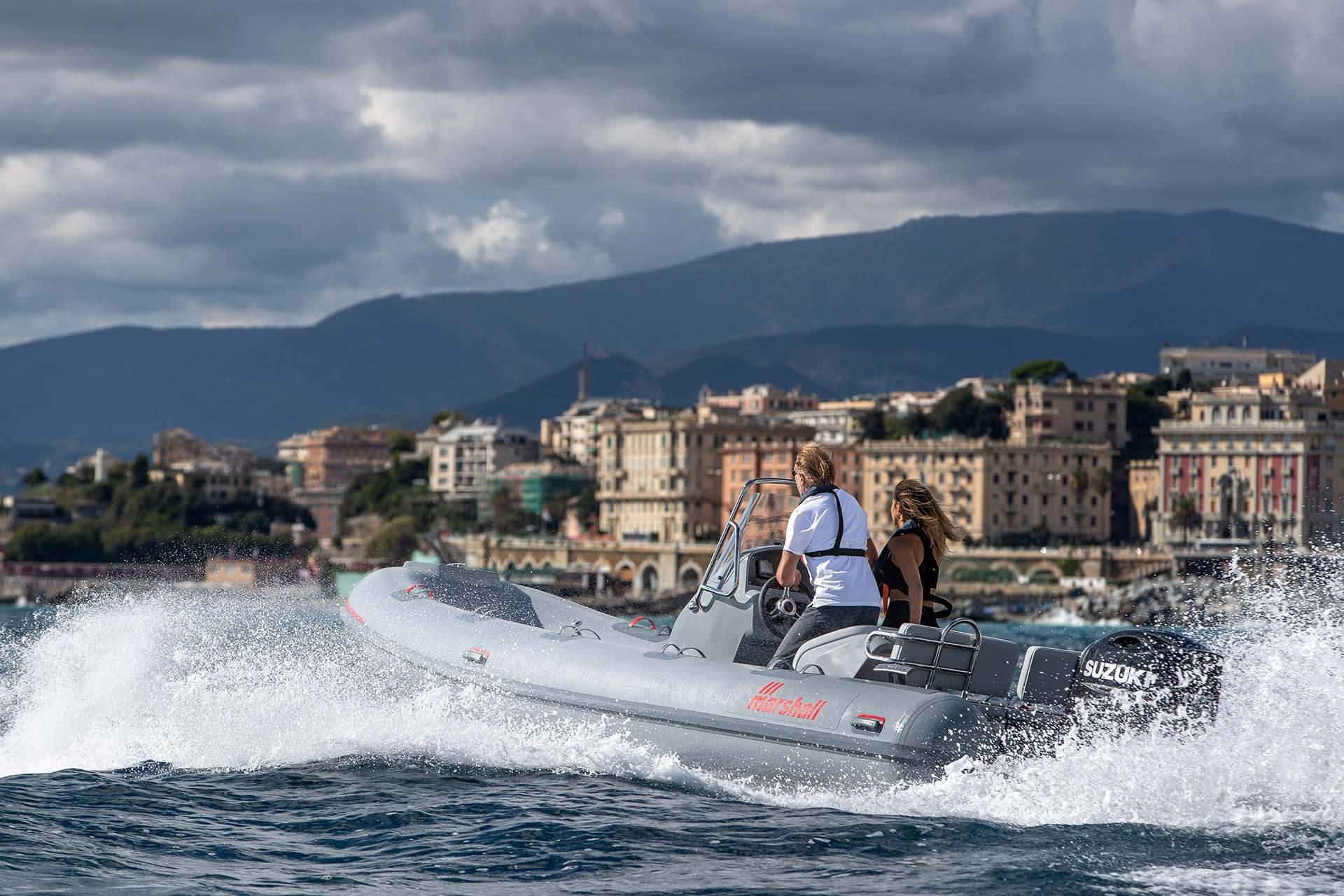 Frau und Kind sitzen auf einem Kleinboot mit einem Suzuki DF6a