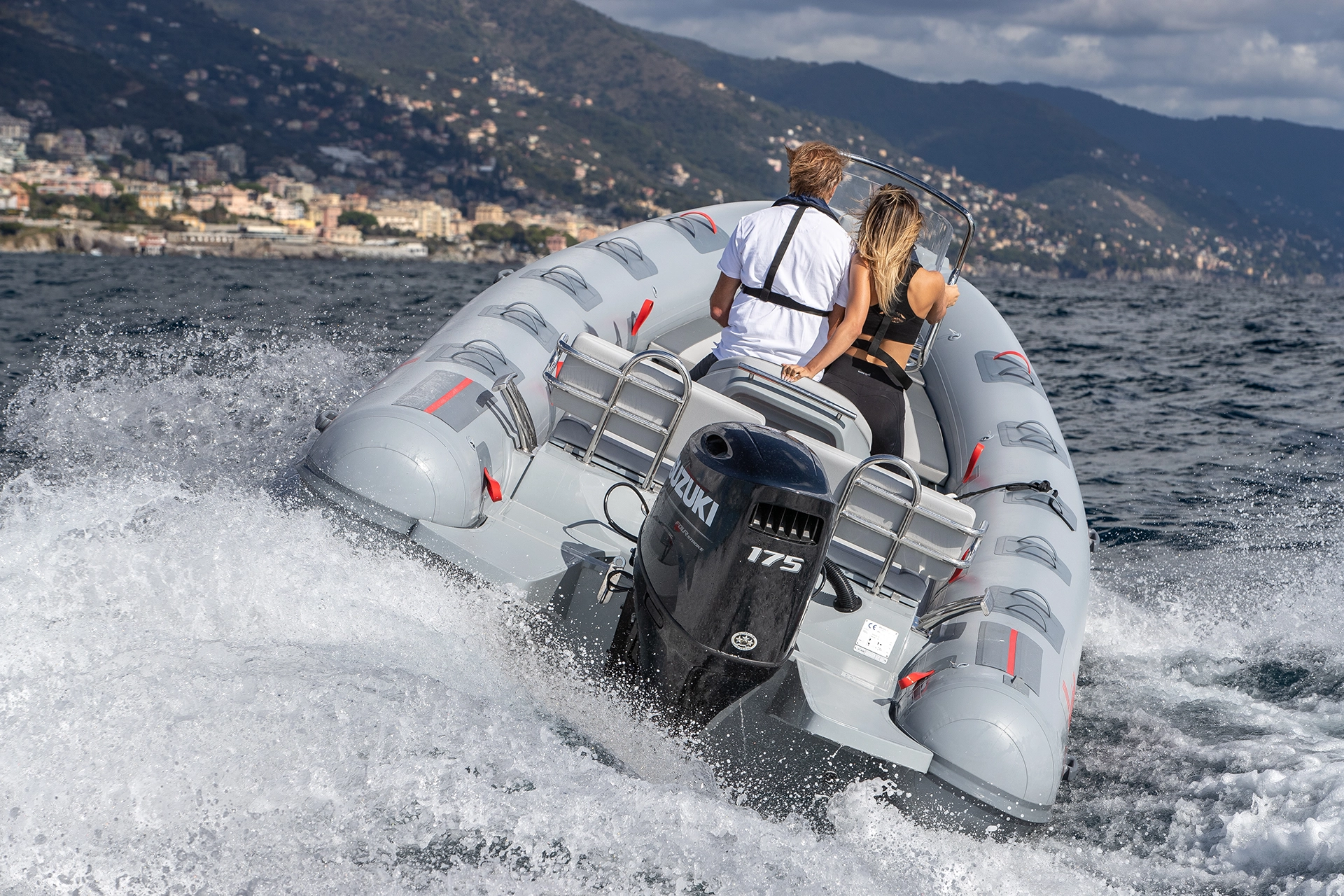 Die Konstruktion ermöglicht es, den Außenborder aus dem Boot herauszunehmen und auf einer der 3 Seiten zu lagern.