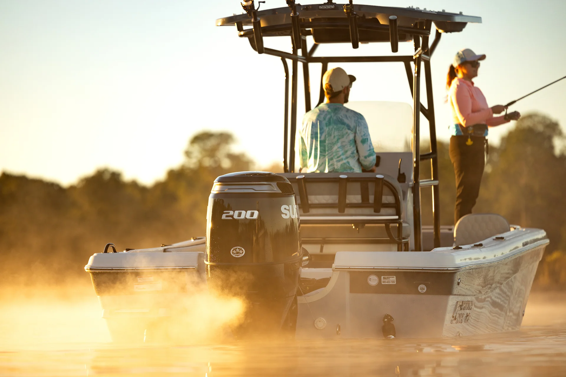 Frau und Kind sitzen auf einem Kleinboot mit einem Suzuki DF6a