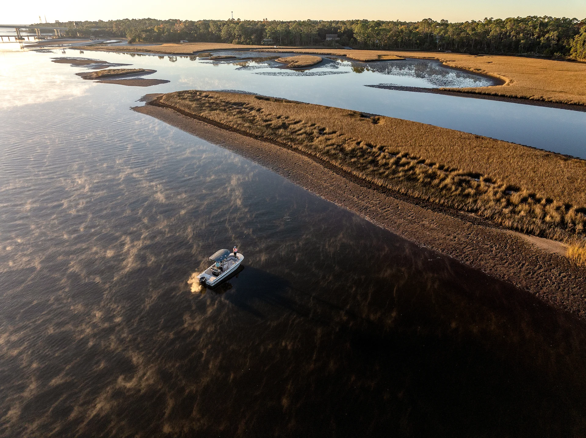 Frau und Kind sitzen auf einem Kleinboot mit einem Suzuki DF6a