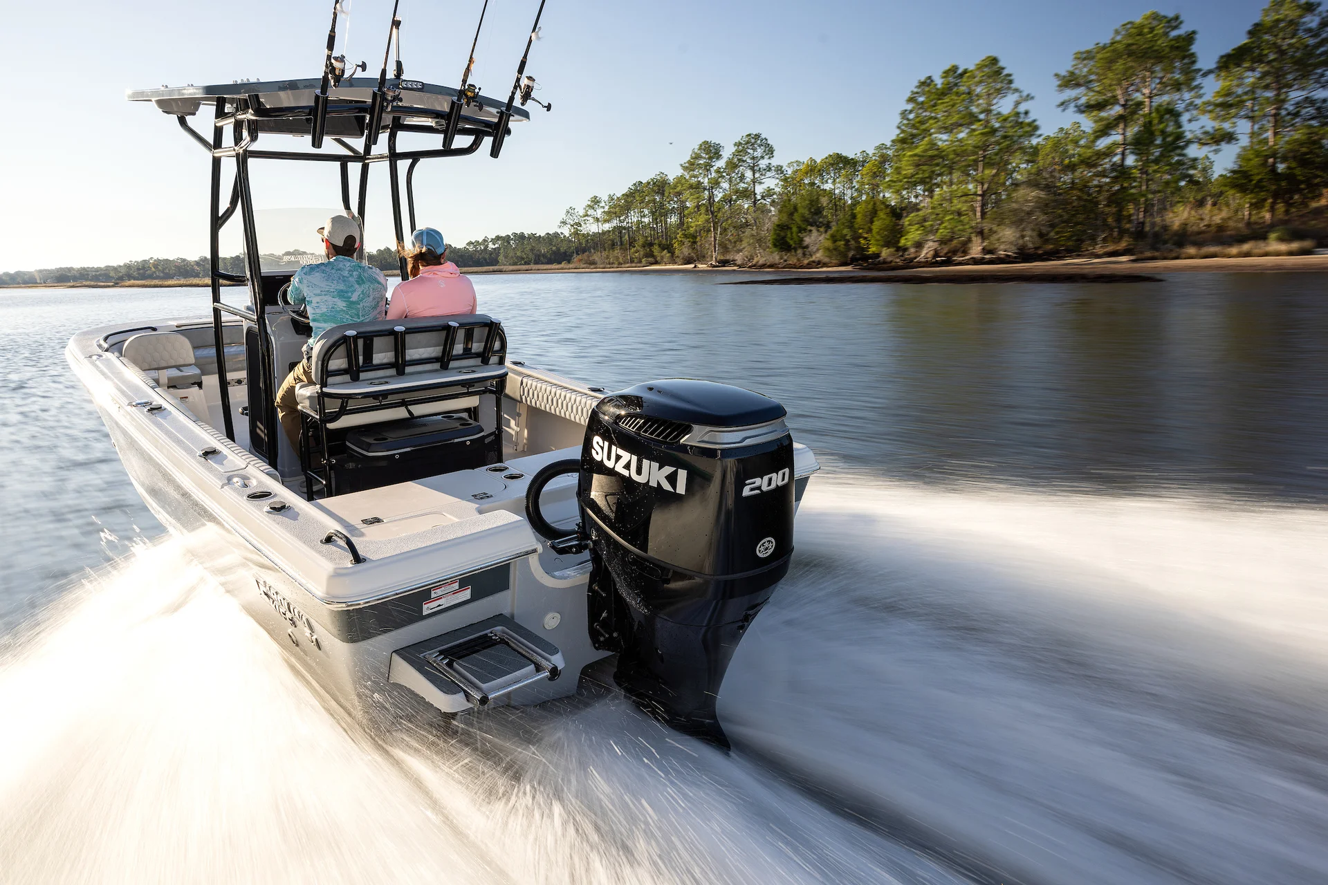 Die Konstruktion ermöglicht es, den Außenborder aus dem Boot herauszunehmen und auf einer der 3 Seiten zu lagern.