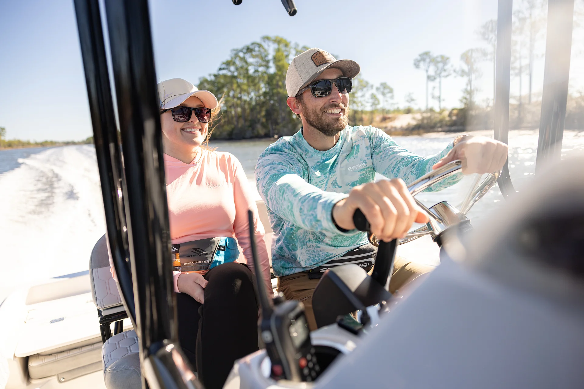 Die Konstruktion ermöglicht es, den Außenborder aus dem Boot herauszunehmen und auf einer der 3 Seiten zu lagern.