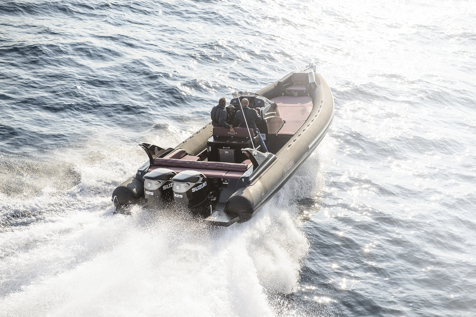 Frau und Kind sitzen auf einem Kleinboot mit einem Suzuki DF6a