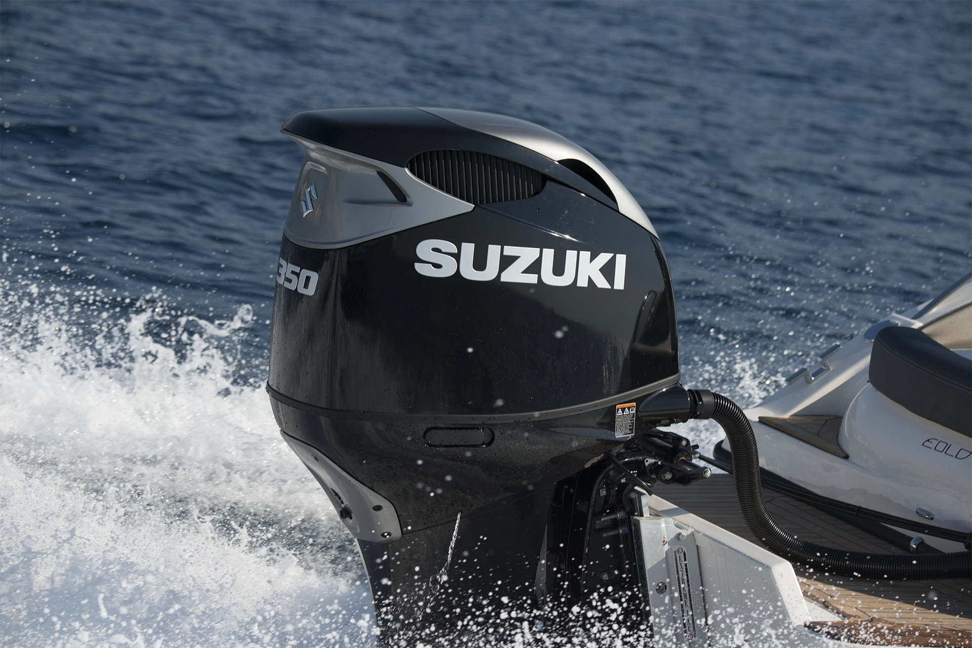 Die Konstruktion ermöglicht es, den Außenborder aus dem Boot herauszunehmen und auf einer der 3 Seiten zu lagern.