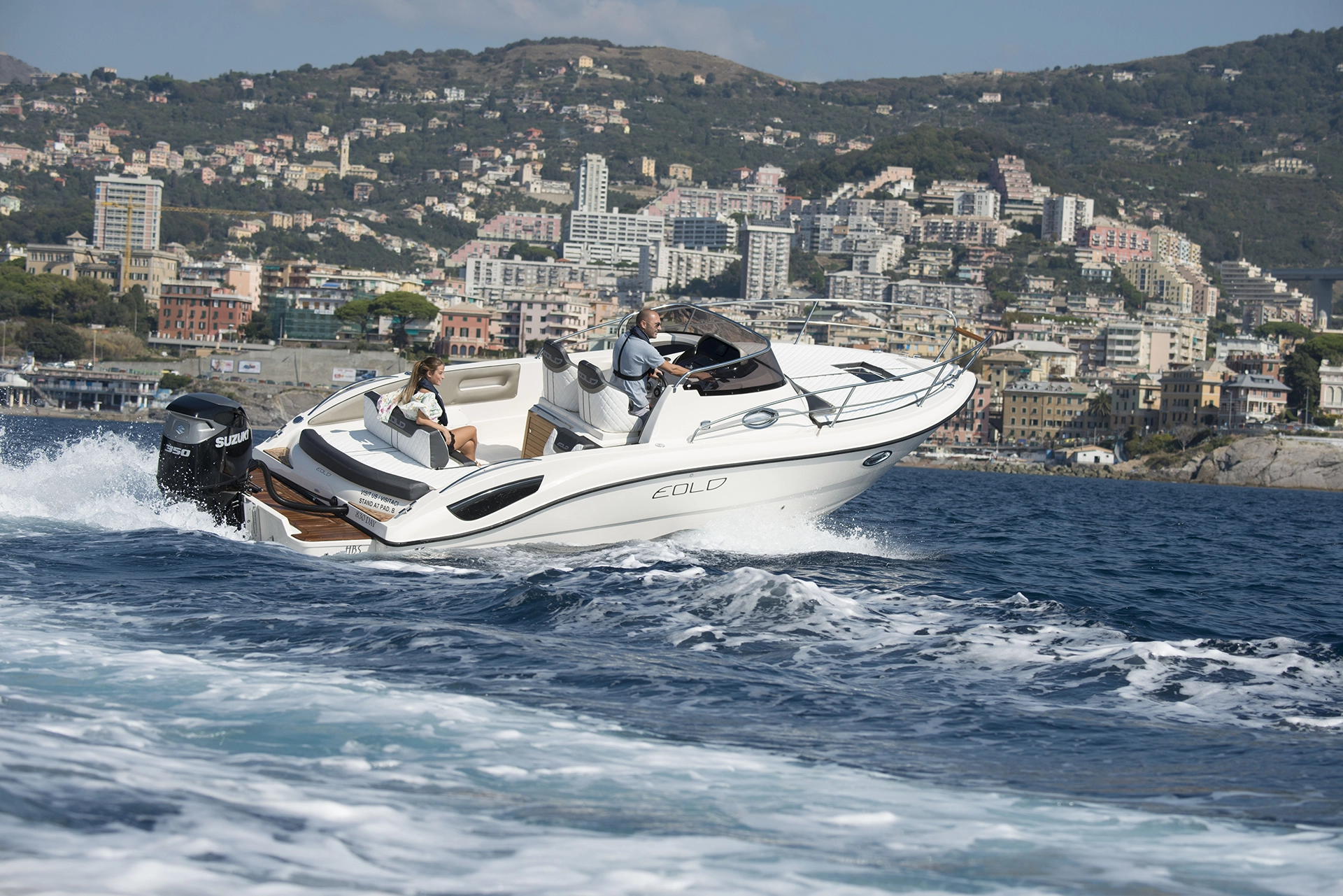 Frau und Kind sitzen auf einem Kleinboot mit einem Suzuki DF6a