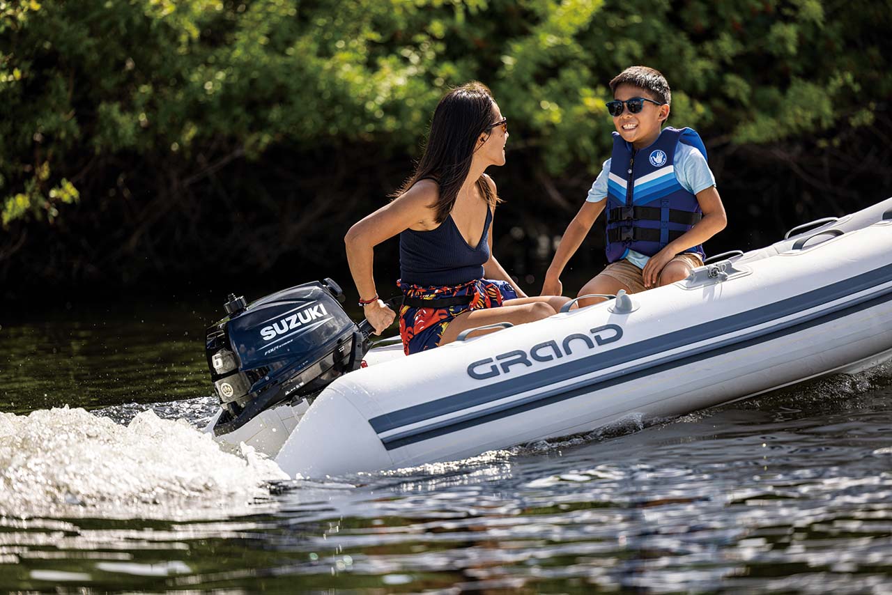 Die Konstruktion ermöglicht es, den Außenborder aus dem Boot herauszunehmen und auf einer der 3 Seiten zu lagern.