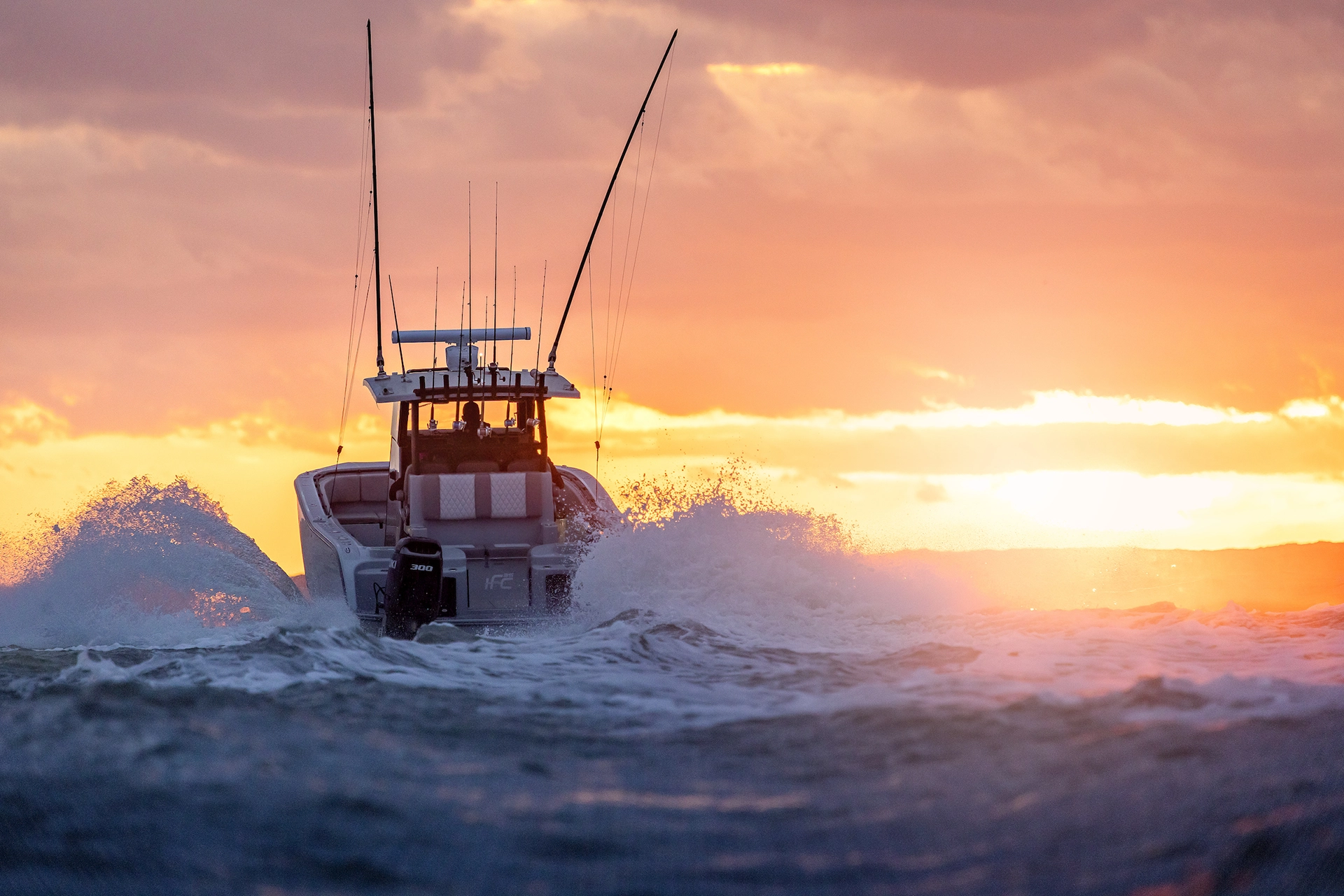 Frau und Kind sitzen auf einem Kleinboot mit einem Suzuki DF6a