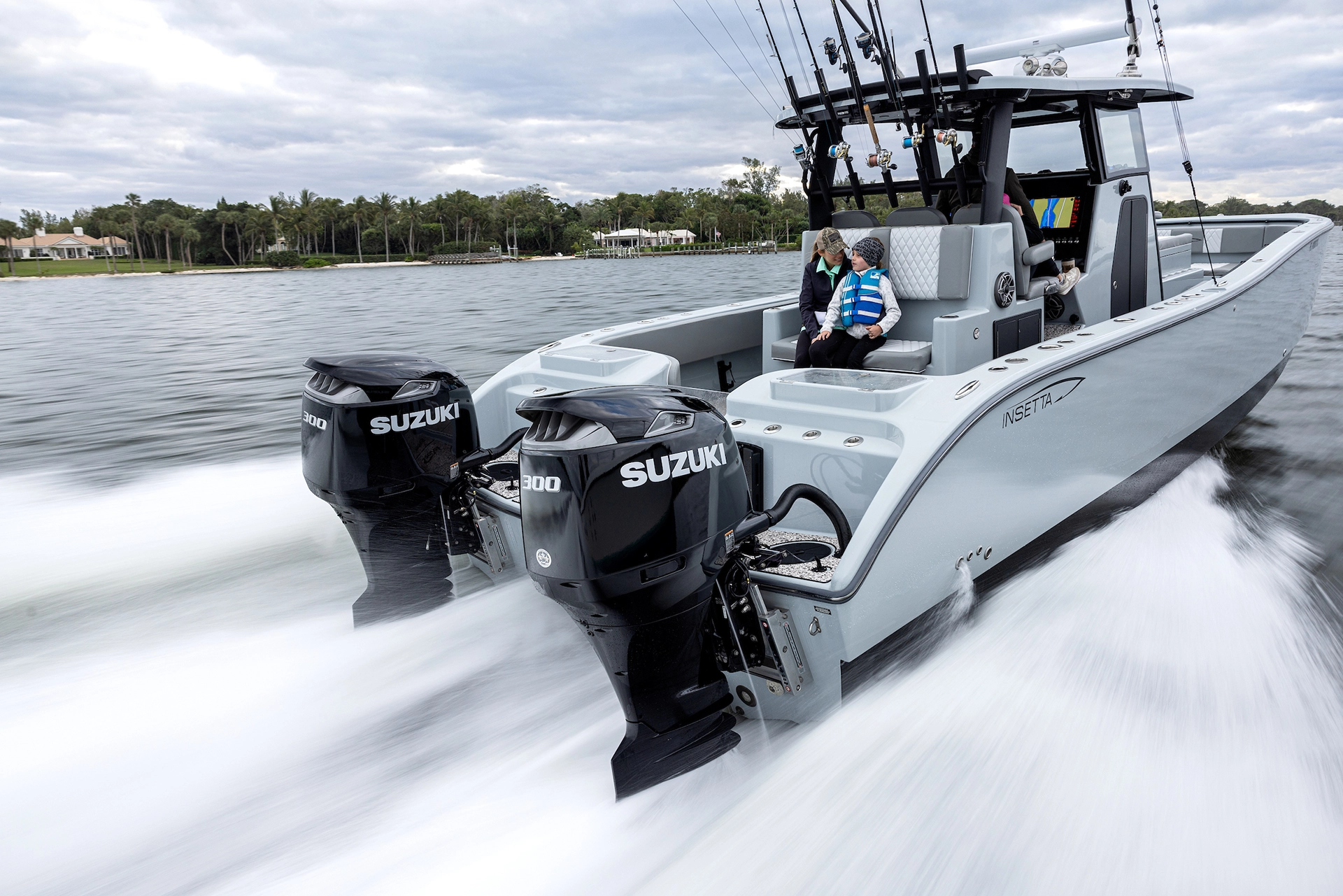 Die Konstruktion ermöglicht es, den Außenborder aus dem Boot herauszunehmen und auf einer der 3 Seiten zu lagern.