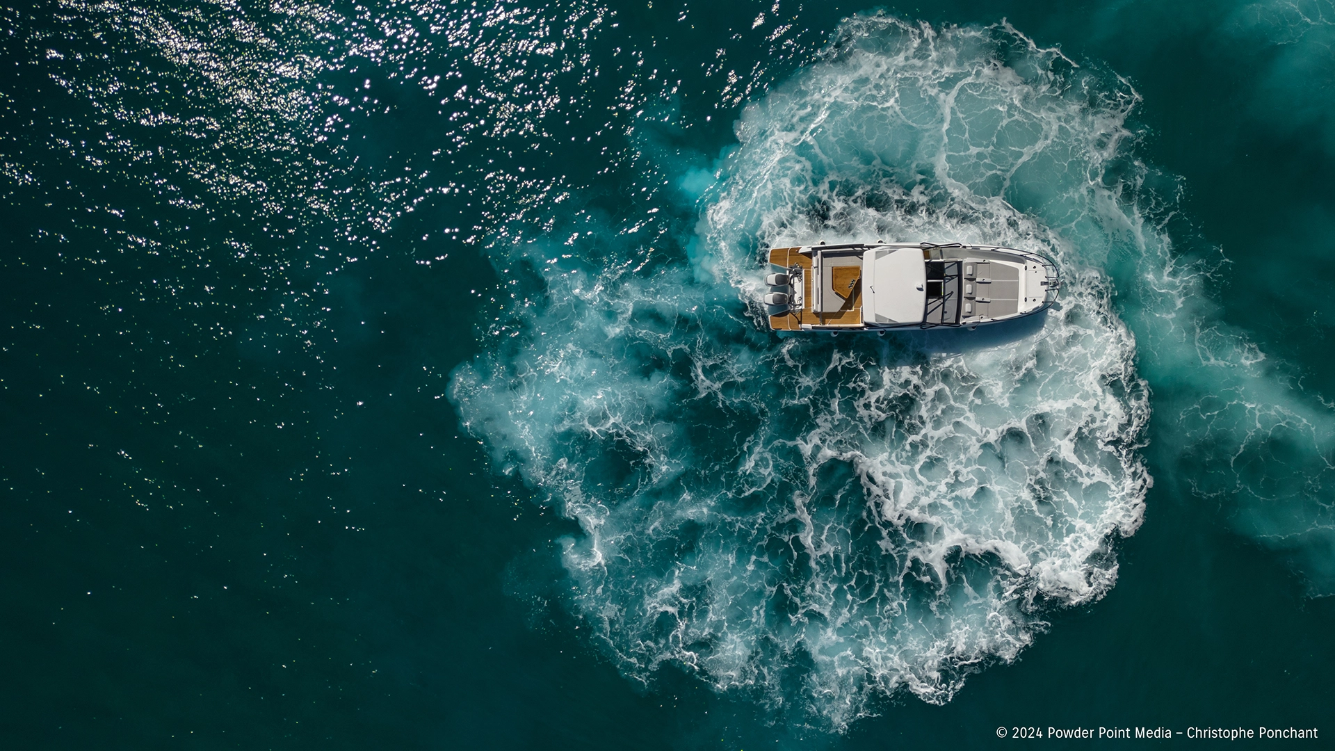 Frau und Kind sitzen auf einem Kleinboot mit einem Suzuki DF6a