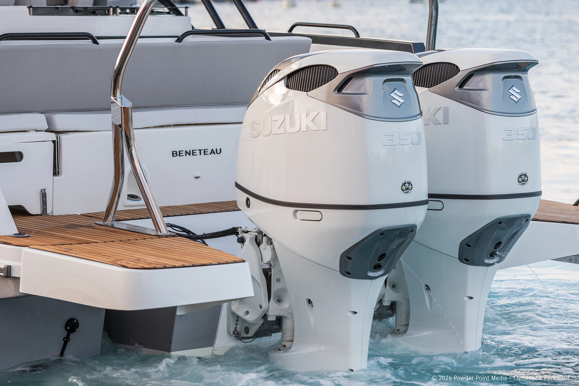 Die Konstruktion ermöglicht es, den Außenborder aus dem Boot herauszunehmen und auf einer der 3 Seiten zu lagern.