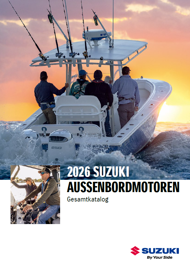 Ein Fächer aus mehreren gedruckten Katalogen zeigt das Titelbild des „2025 SUZUKI AUSSENBORDMOTOREN Gesamtkatalogs“. Auf dem Cover ist ein schnelles Boot mit vier leistungsstarken Suzuki-Außenbordmotoren abgebildet, das über das Wasser fährt. Rechts unten befindet sich ein Jubiläumslogo zum 60-jährigen Bestehen von Suzuki Marine (1965–2025) sowie das Suzuki-Logo.