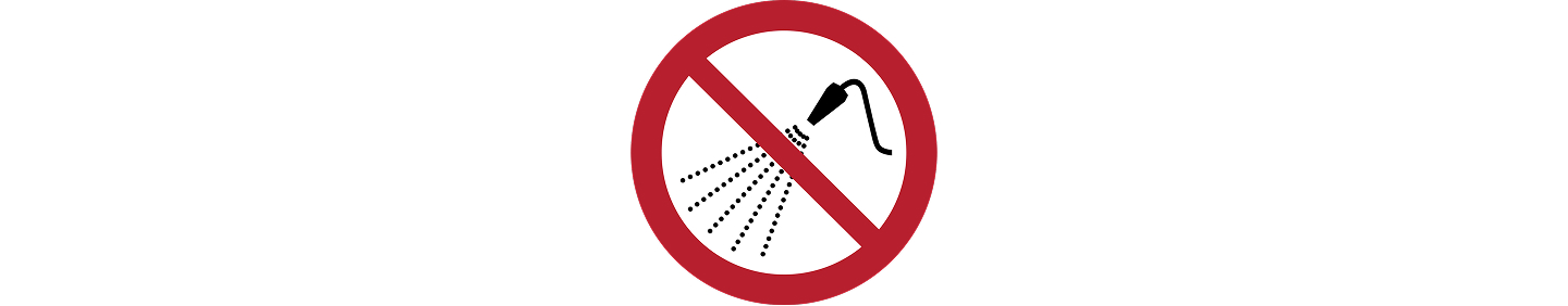 Mit Wasser spritzen verboten. Rotes Verbotssymbol mit durchgestrichenem Wasserstrahl – Mit Wasser spritzen verboten.