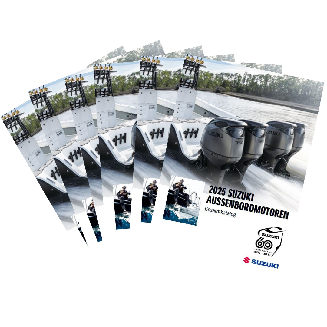 Ein Fächer aus mehreren gedruckten Katalogen zeigt das Titelbild des „2025 SUZUKI AUSSENBORDMOTOREN Gesamtkatalogs“. Auf dem Cover ist ein schnelles Boot mit vier leistungsstarken Suzuki-Außenbordmotoren abgebildet, das über das Wasser fährt. Rechts unten befindet sich ein Jubiläumslogo zum 60-jährigen Bestehen von Suzuki Marine (1965–2025) sowie das Suzuki-Logo.